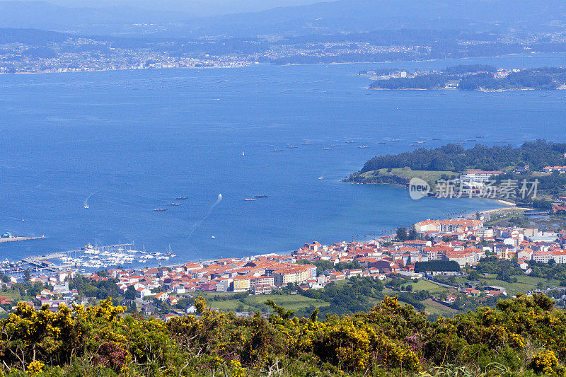 一个Pobra do Caramiñal，海滩和村庄Rías Baixas，加利西亚，西班牙。